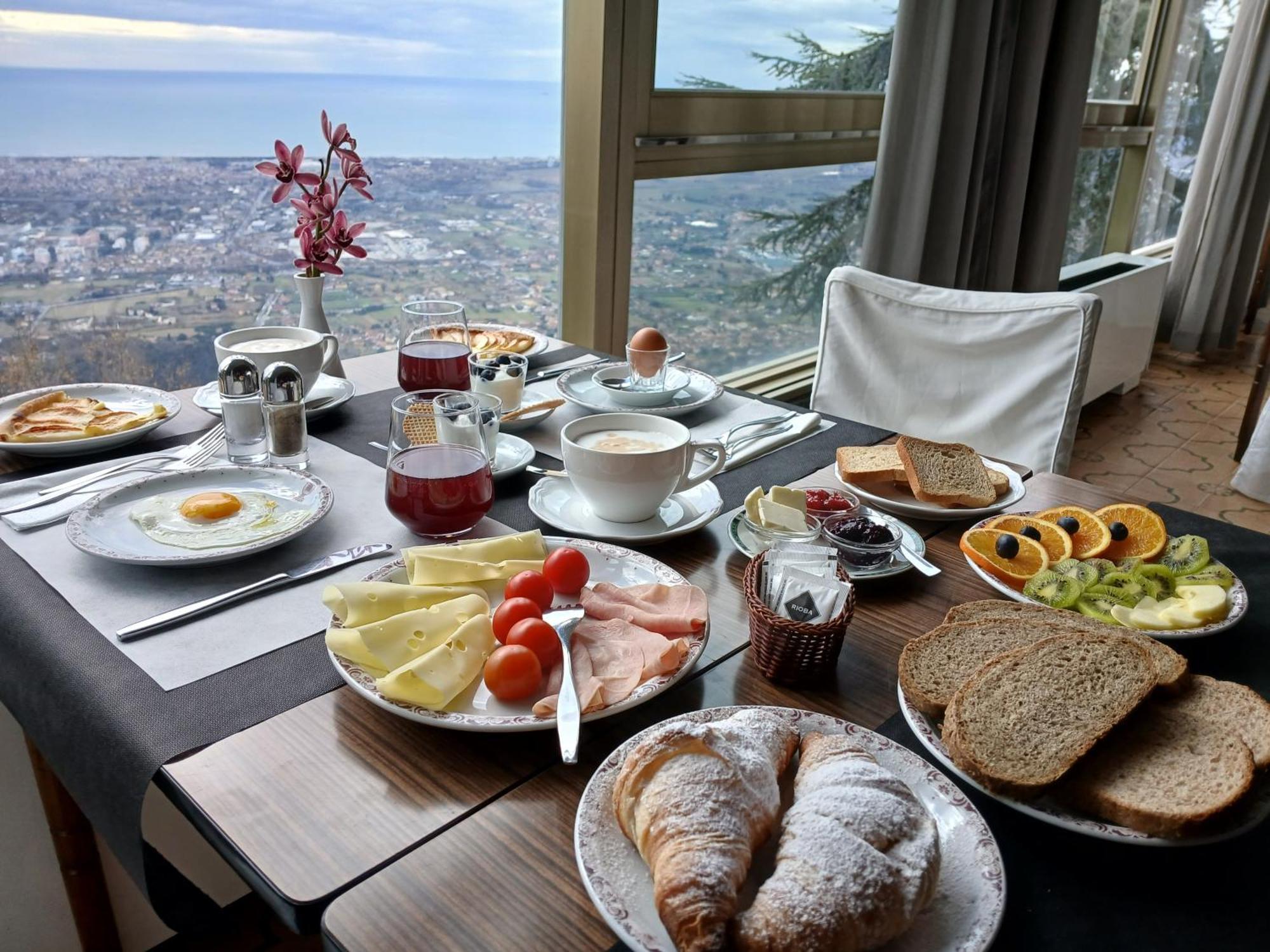Hotel Ristorante Radar Carrara Buitenkant foto